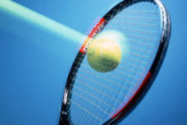 <p>راکت ها در دو نوع کنترلی و قدرتی طراحی شده اند. مساحت صفحه راکت معمولا از ۹۵ تا۱۱۰ اینچ مربع متغیر است. برای شروع، مساحت بزرگتر صفحه، برای مبتدیان بهتر است. زیرا هم قدرت بهتری دارد و هم مساحت بزرگتری برای ضربه در اختیار بازیکن قرار می دهد. وزن راکت از ۲۴۵ گرم تا ۳۳۹ گرم متغیر است، برای شروع، بهتر است خانمها راکت با وزن کمتر از ۲۸۰ گرم و آقایان کمتر از ۳۰۰ گرم تهیه کنند. راکت سنگینتر، ضربات قویتری داشته و لرزش کمتری به دست ورزشکار منتقل می کند، اما راکت سبکتر، قدرت مانور و چرخش سریعتری برای ورزشکار مهیا می کند. برای انتخاب راکت، بهتر است با یک مربی تنیس مشورت کنید.مقاله آموزش تنیس-ویکی راهنما</p>
<h3>معیار انتخاب راکت تنیس</h3>
<p>۱. اندازه صفحه یا Head Size<br />
۲. سایز دسته یا Grip Size<br />
۳. وزن راکت<br />
۴. طول راکت<br />
۵. عرض Beam<br />
۶. میزان کشش زه یا String Tension</p>
