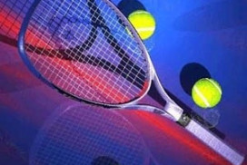 <p>ماده ۱ زمین بازی</p>
<p>زمین بازی مستطیلی است بطول ۷۷/۲۳ متر به عرض ۲۳/۸ متر. زمین توسط توری که از یک سیم با طناب به قطر حداکثر ۸/۰ سانتیمتر آویزان است، به دو نیمه تقسیم می‏گردد. انتهای این سیم با طناب باید به بالای دو پایه در دو سوی تور متصل گردد یا از روی آن گردانیده شود. قطر مقطع پایه استوانه‏ای یا اصلاح مقطع پایه مکعب مستطیل شکل نباید بیش از ۱۵ سانتیمتر بیشتر باشد. مرکز مقطع پایه ها می‏باید در فاصلة ۹۱۴/۰ متری از زمین بازی واقع شود و ارتفاع پایه ها باید به گونه‏ای تنظیم گردد که قسمت بالای سیم نگهدارنده تور در ارتفاع ۰۷/۱ متری از سطح زمین واقع شود در صورتی که از زمین مشترک برای «دوبل» (به مادة ۳۴ رجوع شود) وانفرادی استفاده شود باید تور را توسط دو پایه که پایه های بازی انفرادی نامیده می‏شوند، در ارتفاع ۰۷/۱ متری نگاهداشت. مرکز مقطع این پایه ها که قطر و به اصلاح مقطع آنها نباید بیش از ۵/۷ سانتیمتر باشد در هر طرف در فاصلة ۹۱۴/۰ متری از زمین انفرادی واقع می‏گردد. تور بازی را باید چنان کشید که فضای مابین دو پایه را کاملاً پر کند و شبکه‏ های تور به اندازه‏ای کوچکتر در نظر گرفته می‏شوند که مانع عبور توپ شود. ارتفاع تور در وسط پایه ۹۱۴/۰ متر باشد لذا تور در این قسمت توسط کمربندی کاملاً سفید که عرض آن بیش از ۵ سانتیمتر نباشد محکم در ارتفاع مورد نظر نگاهداشته می‏شود. نواری کاملاً سفید که عرض آن بیش از ۵ سانتیمتر و در فاصلة مساوی در بین دو خط کناری و به موازات آنها کشیده می‏شود. خط انتهائی در طرف داخلی زمین توسط علامت مرکزی به طول ۱۰ سانتیمتر و عرض ۵ سانتیمتر در امتداد فرضی خط مرکزی سرویس است و به دو بخش تقسیم می‏شود. علامت مرکزی در هر طرف زمین بر خطوط انتهائی عمود ومتصل است. از کلیه خطوط دیگر نباید از ۵/۲ سانتیمتر کمتر و از ۵ سانتیمتر بیشتر باشد، به استثناء خط انتهائی که نباید بیشتر از ۱۰ سانتیمتر عرض داشته باشد. در تمام اندازه‏گیریها باید لبه خارجی خطوط را در نظر گرفت. رنگ تمام خطوط باید یکنواخت باشد. استفاده از رنگهای سفید و یا زرد و نشانه‏های تبلیغاتی یا هر چیز دیگری که در دو انتهای زمین قرار داده شده، غیر مجاز است. استفاده از رنگهای روشن تنها در صورتی مجاز است که در این امر در دید بازیکنان اختلالی ایجاد نکند.<br />
اگر نشانه‏های تبلیغاتی بروی صندلی خط نگهدارنده دو انتهای زمین نشسته‏اند، قرارداده شود، این نشانه‏ها باید فاقد رنگهای سفید و زرد باشند. از رنگهای روشن در صورتی مجاز است که اختلال در دید بازیکنان ایجاد نکند.<br />
تبصره:<br />
در مسابقات «جام دیویس» و یا دیگر مسابقات رسمی قهرمانی فدراسیون بین المللی تنیس باید فاصله‏ای در پشت خطوط انتهائی در نظر گرفت که کمتر از ۴/۶ متر نباشد و در طرف خارجی خطوط کنار هم باید فاصله‏ای در نظر گرفت که کمتر از ۶۶/۳ متر نباشد. می‏توان صندلی خط نگهداران را در صورتیکه بیشتر از ۹۱۴/۰ متر بداخل این فضاها پیشروی نکرده باشند. در فاصله ۴/۶ متر از خطوط انتهائی در فاصلة ۶۶/۴ متر از خطوط کناری قرار دارد.</p>
<p>ماده ۲ اجزائ ثابت زمین<br />
اجزاء ثابت زمین نه تنها در برگیرندة تور، پایه های زمین انفرادی طناب یا سیم نگهدارندة تور- نوار تور و کمربند نگهدارندة تور است، بلکه در صورت وجود، شامل موانع انتهائی و کناری جایگاهها، صندلیهای ثابت یا قابل نقل و انتقال پیرامون زمین بازی، افراد اشغال کنندة صندلیها، کلیه دیگر اجزاء ثابت در پیرامون و یا بالای زمین بازی، داور، داور تور، داور خطای پا، خط نگهداران توپ جمع کنها البته در هنگامی که جای مقر خود حضور دارند، نیز می‏گردد.<br />
تبصره:<br />
در تأمین اهداف این ماده باید متذکر شد که مفهوم لغت داور در برگیرندة داور، افرادی که به آنها در بین بازی مکان مشخص اعطاء شد و کلیه افرادی می‏شود که جهت همکاری با داور در جریان مسابقه برگزیده شده باشند.<br />
ماده ۳ توپ تنیس<br />
سطح بیرونی توپ باید یکنواخت و برنگ سفید یا زرد باشد، اگر روی توپ درزی وجود داشته باشد، این محل نباید بصورت دوخته و به شکل بخیه باشد. قطر توپ باید بیش از ۳۵/۶ سانتیمتر و کمتر از ۶۷/۶ سانتیمتر باشد و وزن آن باید بیش از ۷/۵۶ گرم و کمتر از ۵/۵۸ گرم باشد و جهش توپ در صورت رها شدن از فاصلة ۲۵۴ سانتیمتر بر روی یک سطح بتونی باید بیش از ۱۳۵ سانتیمتر و کمتر از ۱۴۷ سانتیمتر باشد تحت فشار ۱۶۵/۸ کیلو گرم توپ باید دچار فرورفتگی بداخل به میزان بیش از ۵۶/۰ سانتیمتر و کمتر از ۷۴/۰ سانتیمتر در قسمت جلوئی و فرورفتگی به میزان بیش از ۸۹/۰ سانتیمتر و کمتر از ۰۸/۱ سانتیمتر در قسمت پشتی شود. ارقام گفته شده در مورد این فرورفتگیها باید میانگین خواندن جدا از هم ارقام در هر یک از سه محور توپ باشد و در هر مورد اختلاف بین دو بار خواندن ارقام نباید بیش از ۰۸/۰ سانتیمتر گردد. برای بازی در ارتفاع بیش از ۱۲۱۹ متر از سطح دریا می‏توان از دو نوع دیگر توپ استفاده نمود. توپ اول تمام مشخصات پیش گفته را دارد جز آنکه جهش آن بیش از ۹۳/۱۲۱ سانتیمتر و کمتر از ۱۳۵ سانتیمتر است و فشار داخلی آن بیش از فشار خارج آن است. این نوع توپ مرسوم است به «توپ پر فشار» توپ نوع دوم تمام مشخصات پیش گفته را دارد جز آنکه جهش آن بیش از ۱۳۵ سانتیمتر و کمتر از ۱۴۷ سانتیمتر است و فشار داخلی تقریباً برابر فشار خارجی است این توپ به منظور تطبیق باید برای مدت ۶۰ روز یا بیشتر در همان ارتفاع مورد نظر جهت انجام مسابقه قرار گیرد. به این توپ معمولاً واژه توپ فشار صفر و یا توپ بدون فشار اطلاق می‏گیرد.</p>
<p>ماده ۴- راکت تنیس<br />
راکتهائی که از مشخصات ذیل پیروی نکنند جهت بازی مطابق مقررات تنیس، مورد تأئید نمی‏باشند.<br />
الف) قسمتی از راکت که در انجام ضربه مورد استفاده قرار می‏گیرد باید تخت باشد و از یک شبکه زه درهم شده متصل به قاب راکت تشکیل می‏گردد. زه‏ها در محل تلاقی بازه‏های مجاور به تناوب از رو و زیر به یکدیگر می‏پیوندند و به هم تافته می‏شوند. در مجموع این شبکة زه باید یکدست باشد و بخصوص تراکم این شبکه در قسمت مرکز نباید کمتر از سایر قسمتها باشد. زه‏ها باید عاری از هر گونه اضافات و اتصالات جنبی باشند مگر آنچه که جهت پیشگیری و محدود کردن فرسودگی و پارگی و یا لرزش بکار رود که باید اندازه و محل معقول و مناسب جهت تأمین اهداف فوق را داشته باشد.<br />
ب) طول راکت که دسته را نیز شامل می‏شود باید عاری از هر گونه اضافات و اتصالات جنبی باشد مگر آنچه که جهت پیشگیری به محدود کردن فرسودگی، پارگی، لرزش و آنچه که جهت تقسیم وزن بکار رود که در این صورت باید اندازه و محل معقول و مناسب جهت تأمین اهداف فوق را داشته باشد.<br />
و) قاب راکت که شامل دسته نیز می‏شود و زه‏ها باید عاری از هر گونه وسیله‏ای باشند که توانائی انجام تغییر عمده و مشخص و یا تغییر در تقسیم وزن در راکت: در هنگامی که توپ در گردش است را امکان پذیر نماید. فدراسیون بین المللی تنیس در این مورد که آیا راکت نمونه و مدل اولیه راکت از شرایط فوق‏الذکر تبعیت می‏کند و آیا راکت مورد تأئید است یا خیر تصمیم‏گیرنده است. چنین تصمیم‏گیری ممکن است بنا به ابتکار خود فدراسیون بین المللی تنیس و یا بدرخواست افراد ذینفع ماننذ بازیکن، کمپانی سازندة تجهیزات وسایل و یا سازمان ملی تنیس هر کشور و یا اعضای آنها صورت پذیرد. چنین تصمیم‏گیریها و درخواستها می‏بایست مطابق قواعد و ترتیبات مرسوم فدراسیون بین المللی تنیس برای بررسی درخواستها و جهت دادن پاسخ صورت پذیرد که نسخه‏هائی از روند اجرای کار را می‏توان از دفتر معاونت اداری دریافت نمود.<br />
مورد اول- آیا می‏توان از بیش از یک شبکة زه در قسمت ضربه زنندة راکت استفاده نمود؟<br />
پاسخ: خیر- قانون به وضوح اشاره به یک شبکه می‏کند و نه شبکه‏هائی از رده‏های درهم تنیده.<br />
مورد دوم- اگر زه‏ها در بیش از یک سطح قرار داشته باشد، آیا می‏توان شبکة زه در کل تخت و یکدست دانست؟<br />
پاسخ: خیر<br />
مورد سوم- آیا می‏توان از وسایلی که موجب کاهش لرزش می‏شوند در روی راکت و کجا باید قرار داد؟<br />
پاسخ: بلی- اما این وسایل را فقط می‏توان در خارج از شبکة بهم تافته زه قرار داد.<br />
مورد چهارم- در هنگامیکه توپ در گردش است. بطور اتفاقی زه راکت بازیکنی پاره می‏شود آیا بازیکن مجاز به ادامه بازی با چنین راکتی است؟<br />
پاسخ: بلی.</p>
<p>ماده ۵- زننده سرویس و دریافت کننده سرویس<br />
بازیکنان باید در دو سوی تور قرار بگیرند. بازیکنی که در ابتدا با ضربة خود توپ را به گردش در می‏آورد «زننده سرویس» و فرد دیگر «دریافت کننده سرویس» نامیده می‏شوند.<br />
مورد اول- اگر بازیکنی در ضمن زدن ضربه از خط فرضی امتداد تور عبور کند، امتیاز از دست می‏دهد؟<br />
الف) قبل از ضربه زدن به توپ<br />
ب) پس از ضربه زدن به توپ<br />
پاسخ: در صورتی که بازیکنی وارد محدودة خطوط احاطه کنندة زمین حریف شود، در هیچیک از موارد فوق با عبور از خط فرضی امتیاز از دست خواهد داد (مادة بیست) در مورد مانع شدن از اجرای ضربه حریف می‏تواند خواستار تصمیم‏گیری داور مطابق مادة ۲۱ و ۲۵ شود.<br />
مورد دوم- زننده سرویس ادعا می‏کند که دریافت کنندة سرویس باید در محدوة خطوط زمین خود قرار بگیرد، آیا چنین امری ضروری است؟<br />
پاسخ: خیر- دریافت کنندة سرویس می‏تواند در هر جای دلخواه در زمین مربوطه قرار گیرد</p>
<p>^ماده ۶- انتخاب زمین و سرویس<br />
در گیم اول حق انتخاب زمین و حق سرویس کنندة یا دریافت کنندة سرویس بودن به قید قرعه مشخص می‏گردد. برندة قرعه حق انتخاب را دارد و یا می‏تواند از حریف خود بخواهد یکی از موارد زیر را انتخاب کند.<br />
الف) سرویس کننده و یا دریافت کنندة سرویس بودن که در این صورت بازیکن دیگر باید زمین را انتخاب کند.</p>
<p>ماده ۷- سرویس<br />
اجرای ضربه سرویس باید تحت شرایط زیر صورت پذیرد. درست قبل از شروع ضربه سرویس کننده باید با پاهای متوقف در پشت خط انتهای (در لبة خارجی خط که نسبت به تور دور است) بایستد در محدوده‏ های بین امتداد فرضی علامت مرکزی تا خط کناری سپس سرویس در لحظه برخورد توپ و راکت پایان یافته تلقی می‏شود. بازیکنی که فقط یک دست داشته باشد، می‏تواند توپ را با ضربه راکت به هوا پرتاب کند و سپس سرویس را انجام دهد.<br />
مورد اول- آیا سرویس کننده در بازی انفرادی حق ایستادن در محدودة پشت خط انتهای زمین بین خط کناری بازی دوبل را دارد.<br />
مورد دوم- اگر بازیکنی در هنگام زدن سرویس دو یا چند توپ را به جای یک توپ به هوا پرتاب کند، آیا خطا کرده است؟<br />
پاسخ: خیر- باید اعلام بجا شود اما چنانچه این عمل را عمدی تلقی کند می‏تواند مطابق قوانین ماده ۲۱ عمل کند.</p>
<p>ماده ۸ خطای پا<br />
الف) سرویس کننده در حین اجرای ضربه:<br />
الف-۱) جای خود را با راه رفتن یا دویدن تغییر ندهد. حرکت اندک‏ پاها که عملاً اثری بر محل اصلی سرویس کننده نگذارد به عنوان تغییر محل به وسیله راه رفتن یا دویدن تلقی نمی‏گردد.<br />
الف-۲) نباید با هیچیک از پاها ناحیه‏ای به جز محدودة پشت خط انتهای زمین در فاصله‏ای بین امتداد فرضی علامت مرکزی تا خط کناری را لمس کند.<br />
ب) منظور از کلمة پا قسمتی از پا، از قوزک به پائین است.</p>
<p>ماده ۹- اجرای ضربة سرویس<br />
الف) برای اجرای ضربة سرویس، سرویس کننده باید به تناوب در پشت نیمه راست و چپ زمین خود قرار گیرد. در هر گیم ابتدا باید از نیمه راست ضربه سرویس اجرا شود. اگر سرویس از نیمه اشتباه مشخص نگردد، تمام بازیهای انجام یافته با سرویس یا سرویس‏های زده شده از جهت اشتباه به قوت خود باقی می‏ماند ولی اشتباه در محل اجرای سرویس به محض تشخیص باید تصحیح شود.<br />
ب) توپ سرویس شده باید پس از عبور از روی تور با زمین یا خطوط محدوه کار سرویس زمین حریف که بصورتی مورب در نیمه دیگر زمین نسبت به محل سرویس قرار دارد، برخورد کرده و بعد توسط دریافت کنندة سرویس برگشت داده شود.</p>
<p>ماده ۱۰ خطای سرویس<br />
سرویس، خطا محسوب می‏گردد چنانچه:<br />
الف) سرویس کننده از قوانین مواد ۷-۸ یا ۹ (ب) تخطی نماید.<br />
ب) اگر در زدن سرویس توپ به راکت برخورد نکند.<br />
ج) اگر توپ سرویس شده قبل از اصابت به زمین به اجزاء دائمی زمین بجز(تور، کمربند تور، نوار تور) برخورد نماید.<br />
مورد اول- بعد از پرتاب توپ بالا به عنوان مقدمه انجام ضربه سرویس، سرویس کننده تصمیم به نزدن توپ می‏گردد و در عوض آن را با دست می‏گیرد،آیا این کار خطا محسوب می‏گردد؟<br />
پاسخ: خیر<br />
مورد دوم- هنگام زدن سرویس در بازی انفرادی داخل یک زمین بازی دوبل که دارای پایه های زمین انفرادی است، توپ به پایه زمین انفرادی برخورد می‏کند و بعد در کادر صحیح سرویس فرود می‏آید. آیا این خطا محسوب می‏گردد و یا باید اعلام بجا شود؟<br />
پاسخ: در سرویس، خطا محسوب می‏گردد زیرا پایه های بازی انفرادی، پایه های زمین دوبل و بخشی از تور یا نوار تور مابین آنها جزء اجزاء دائمی زمین محسوب می‏گردند. (طبق ماده ۲ و ۱۰ و با توجه به تبصره ماده ۲۴)<br />
ب) انتخاب زمین که در اینصورت بازیکن دیگر حق انتخاب سرویس کننده یا دریافت کننده سرویس بودن را دارد<br />
مورد اول- آیا بازیکنان در صورت با تأخیر افتادن یا بحالت تعلیق درآمدن بازی قبل از شروع آن حق انتخاب مجدد را دارند؟<br />
پاسخ: بلی- نتیجة قرعه کشی به قوت خود باقی است اما حق انتخاب مجدد در رابطه با زمین یا سرویس وجود دارد.</p>
<p>ماده ۱۱- سرویس دوم<br />
بعد از اعلام «خطای سرویس» (چنانچه خطای اول باشد) بازیکن باید از همان زمین که سرویس خطا انجام داده اقدام به زدن سرویس کند مگر آنکه سرویس از نیمة اشتباه زده شده باید که در این صورت طبق ماده (۹) سرویس کننده حق زدن تنها یک سرویس از پشت نیمه دیگر زمین را دارد.<br />
مورد اول- بازیکن از نیمه زمین سرویس می‏کند. او امتیاز را از دست می‏دهد و سپس ادعا می‏کند که بخاطر اجرای سرویس از نیمه اشتباه زمین، خطا صورت گرفته است.<br />
پاسخ: امتیاز به قوت خود باقی است و سرویس بعدی باید با توجه به امتیازات از نیمه صحیح زمین زده شود.<br />
مورد دوم- (امتیاز برابر ۱۵ است) و سرویس کننده به اشتباه از طرف چپ زمین سرویس می‏کند. او برنده امتیاز می‏شود سپس از طرف راست سرویس می‏زنند و خطای سرویس می‏کند. در این موقع اشتباه در امکان (برای سرویس آشکار می‏شود) آیا امتیاز قبلی به قوت خود باقی می‏ماند؟ سرویس بعدی او از کدام نیمه زمین باید زده شود.<br />
پاسخ: امتیاز قبلی به قوت خود باقی می‏مامند. سرویس بعدی باید از نیمه چپ زمین زده شود. حساب امتیازات (۱۵/۳۰) است و سرویس کننده یک سرویس خطا زده است.</p>
<p>ماده ۱۲- زمان اجرای سرویس<br />
سرویس کننده تا زمانی که دریافت کنندة سرویس آماده نباشد نباید سرویس کند. اگر دریافت کننده سعی به بازگشت توپ نماید بعنوان آماده بودن تلقی می‏گردد. اگر چنانچه دریافت کننده سرویس فرود نیامده خطا اعلام کند.</p>
<p>ماده ۱۳ قانون اعلام «بجا»<br />
در تمام مواردی که با توجه به قوانین و یا بعلت هر گونه مداخله‏ای در بازی اعلام «بجا» ضروری می‏شود یکی از موارد زیر می‏باید مصداق یابد:<br />
الف) هنگامیکه «بجا» در رابطه با سرویس اعلام می‏گردد فقط همان سرویس باید تکرار شود.<br />
ب) اعلام «بجا» در هر شرایط دیگر موجب تکرار کامل آن امتیاز می‏گردد.<br />
مورد ا- اختلال در انجام سرویس توسط عاملی خارج از قوانین مشروحه در ماده (۱۴) صورت می‏گیرد. آیا تنها همان سرویس باید تکرار شود؟<br />
پاسخ: خیر- کل آن امتیاز باید دوباره بازی شود.<br />
مورد ۲- اگر توپی در حین بازی پاره شود، آیا باید اعلام «بجا» کرد؟<br />
پاسخ: بله</p>
<p>ماده ۱۴- قانون بجا در سرویس</p>
<p>در سرویس هنگامی اعلام بجا می‏شود که:<br />
الف) توپ سرویس شده صحیحی به تور، کمربند یا نوار تور برخورد کند و یا توپ بعد از برخورد با تور، کمربند تور یا نوار تور به دریافت کننده یا به هر چیزی که پوشیده یا به همراه دارد، قبل از برخورد با زمین اصابت کند.<br />
ب) اگر زمانی که دریافت کننده سرویس آماده نباشد سرویس زده شود یا سرویس خطائی انجام شود.<br />
(رجوع به ماده ۱۲ شود). در صورت اعلام «بجا» سرویس زده شده به حساب نمی‏آید و باید مجدداً سرویس کرد اما سرویس بجا موجب عدم احتساب سرویس خطای قبلی نخواهد شد و سرویس خطا به قوت خود باقی می‏ماند.</p>
<p>ماده ۱۵- ترتیب اجرای سرویس<br />
در پایان گیم اول دریافت کننده زننده سرویس سرویس بعدی می‏گردد و این ترتیب متناوباً در تمامی گیمهای بعدی بازی اجرا خواهد شد اگر بازیکنی خارج از نوبت سرویس کند. بازیکنی که نوبت سرویس او بود، به محض مشخص شدن اشتباه باید سرویس کند اما تمامی امتیازات قبل از کشف اشتباه محسوب می‏گردد اگر قبل از مشخص شدن اشتباه، گیم به پایان برسد، ترتیب سرویس به صورت تغییر یافته ادامه خواهد یافت.</p>
<p>ماده ۱۶- زمان تعویض زمین<br />
بازیکنان در پایان گیم‏های اول، سوم و به همین ترتیب در تناوبهای بعدی و در پایان هر ست زمین را عوض می‏کنند مگر اینکه مجموع تعداد گیمها در آن ست زوج باشد که در این صورت تعویض زمین تا پایان گیم اول ست بعدی صورت نمی‏پذیرد و ترتیب صحیح دنبال نشود، بازیکنان باید به محض کشف اشتباه ترتیب صحیح را دنبال کنند.</p>
<p>ماده ۱۷- توپ در گردش<br />
از لحظه‏ای که سرویس زده می‏شود توپ در گردش خواهد بود و به غیر از مواردی که خطا یا «بجا» اعلام گردد. توپ تا زمان اعلام امتیاز باید در گردش بماند.<br />
مورد ۱- بازیکن جواب سرویس را صحیح نمی‏دهد. اعلام خطا نمی‏شود و توپ در گردش می‏ماند. آیا حریف می‏تواند بعداً و پس از خاتمه تبادل توپ مدعی امتیاز مربوطه شود؟<br />
پاسخ: خیر- اگر بازیکنان بعد از وقوع خطا به بازی ادامه دهند کسی نمی‏تواند مدعی امتیاز برای آن خطا گردد بشرط آنکه حریف از اینکار باز داشته نشده باشد.</p>
<p>ماده ۱۸- ثبت امتیاز به نفع زننده سرویس<br />
سرویس کنندة زمانی امتیاز می‏گیرد که:<br />
الف) توپ سرویس شده (به شرط آنکه طبق ماده ۱۴ «بجا» نباشد) قبل از برخورد با زمین به دریافت کننده سرویس هر آنچه پوشیده یا به همراه دارد برخورد نماید.<br />
ب)دریافت کننده سرویس مطابق ماده ۲۰ امتیاز را از دست بدهد.</p>
<p>ماده ۱۹- ثبت امتیاز به نفع دریافت کننده سرویس<br />
دریافت کننده زمانی امتیاز می‏گیرد که:<br />
الف) سرویس کننده دوبار پشت سر هم سرویس خطا بزند.</p>
<p>ماده ۲۰- مواردی که سبب از دست دادن امتیازات می‏گردد.<br />
بازیکنی امتیاز از دست میدهد که:<br />
الف) قبل از اینکه توپ دو بار به زمین بخورد قادر به برگرداندن بدون واسطه توپ از روی تور نشود (مگر طبق ماده ۲۴ الف یا ج )<br />
ب) بازیکن توپ را به صورتی برگرداند که به زمین یکی از اجزاء ثابت زمین و یا هر چیز دیگر خارج از محدود خطوط در برگیرنده زمین حریف برخورد کند (بجز موارد ذکر شده در ماده ۲۴ الف یا ج).<br />
ج) بازیکن توپ را حتی اگر در خارج از محدوده خطوط زمین والی کند ولی موفق به بازگرداندن صحیح توپ نشود .<br />
د) در برگشت دادن توپ عمداً توپ را با راکت می‏گیرد و یا حمل می‏کند و یا عمداً به توپ پیش از یکبار ضربه می‏زند .<br />
ه) بازیکن یا راکت بازیکن (در دست بازیکن یا به هر صورت دیگر) یا هر چیزی که پوشیده یا به همراه دارد به تور، پایه های زمین، پایه های زمین انفرادی طناب یا سیم نگهدارنده تور، کمربند تور، نوار و یا زمین واقع در محدوده خطوط زمین حریف در زمان گردش توپ، برخورد نماید.<br />
و) بازیکن توپ را قبل از عبور از تور والی کند.<br />
ز) توپ در گردش به بازیکن یا هر چیزی که پوشیده یا به همراه دارد بجز راکت که در دست یا دستهای بازیکن باشد برخورد نماید.<br />
ح) بازیکن با پرتاب راکت به توپ ضربه بزند.<br />
ط) بازیکن به عمد و به صورت مشخص شکل و حالت راکت را در حین آنکه توپ در گردش است تغییر دهد.<br />
مورد۱- در هنگام سرویس کردن راکت از دست سرویس کننده رها می‏شود و قبل از برخورد توپ به زمین به تور برخورد می‏کند آیا این حالت خطای سرویس محسوب می‏شود یا اینکه بازیکن امتیاز را از دست می‏دهد؟<br />
پاسخ: سرویس کننده امتیاز را از دست می‏دهد زیرا راکت او در حالیکه توپ در گردش بوده به تور برخورد کرده است.<br />
مورد۲- در سرویس راکت از دست سرویس کننده رها می‏شود و بعد از اصابت توپ به خارج از کادر سرویس به تور برخورد می‏کند. آیا این خطاست یا منجر به از دست رفتن امتیاز بازیکن می‏شود؟<br />
سرویس به تور برخورد می‏کند. آیا این خطاست یا منجر به از دست رفتن امتیاز بازیکن می‏شود؟<br />
پاسخ: این عمل خطا محسوب می‏گردد زیرا هنگام برخورد راکت به تور، توپ از گردش خارج شده بوده است.<br />
×× والی: ضربه به توپ قبل از برخورد آن به زمین ۱ – Volley<br />
مورد۳- فرد (الف) و (ب) در مقابل (ج) و (د) بازی می‏کند. (الف) به (د) سرویس می‏‏زند. (ج) قبل از برخورد توپ به زمین به تور برخورد می‏کند سپس به علت خارج بودن سرویس اعلام خطای سرویس می‏شود آیا (ج) و (د) امتیاز را از دست می‏دهند.<br />
پاسخ: اعلام خطای سرویس اشتباه بوده است. (ج) و (د) امتیاز را قبل از آنکه بتوان اعلام خطا کرد، از دست داده‏اند زیرا (ج) در حالی به تور برخورد کرده که توپ در گردش بوده است.<br />
«رجوع شوده به ماده ۲۰»<br />
مورد ۴- آیا بازیکن در حالی که توپ در گردش است می‏تواند از روی تور به داخل زمین حریف بپرد و هیچگونه تنبیهی شامل حال او نگردد؟<br />
پاسخ: خیر- بازیکن امتیاز را از دست می‏دهد.<br />
مورد ۵- بازیکن (الف) به توپ در نزدیکی تور چرخش زیر می‏دهد به طوری که توپ به سمت (الف) باز می‏گردد. بازیکن (ب) ناتوان از رسیدن به توپ (در زمین خود) راکت خود را پرتاب می‏کند و توپ را به خارج از زمین (الف) می‏زند. آیا (ب) امتیاز این بازی را می‏گیرد یا خیر؟<br />
پاسخ: (ب) امتیاز از دست می‏دهد.<br />
مورد ۶- بازیکنی که خارج از کادر سرویس ایستاده بوسیلة توپ سرویس شده و قبل از برخورد آن با زمین مورد اصابت قرار می‏گیرد آیا امتیاز را می‏گیرد یا از دست می‏دهد؟<br />
پاسخ: بازیکنی که موردئ اصابت توپ قرار گرفته امتیاز را از دست می‏دهد. مگر طبق موارد ذکر شده در ماده ۱۴ (الف)<br />
مورد۷- بازیکنی که خارج از محدوده خطوط زمین ایستاده، توپ را والی می‏کند و یا آن را با دست می‏گیرد مدعی امتیاز می‏شود زیرا توپ بدون شک «خارج» بوده است.<br />
پاسخ: او به هیچوجه نمی‏تواند مدعی امتیاز شود.<br />
(A) چنانکه توپ را بگیرد امتیاز طبق ماده ۲۰ (ز) از دست می‏دهد.<br />
(B) اگر والی کند توپ را به صورتی ناصحیح بازگشت دهد. طبق ماده ۲۰ (ج) امتیاز از دست می‏دهد.</p>
