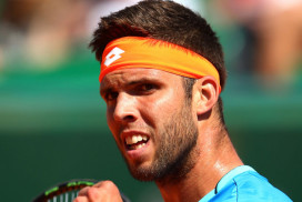 <p>به گزارش تنیس نیوز و به نقل از اسکای اسپرت ، دیروز در مسابقات ۱۰۰۰ امتیازی مونت کارلو به طرز ناباورانه ای نواک جوکوویچ در مرحله دوم از این رقابت ها از جیری ویزلی شکست خورد و با حذف خود همگان را در شوک فرو برد.</p>
<p>ویزلی موفق شد با نتایج ۶-۴ ، ۲-۶ ،۶-۴ در اولین دیدار خود با نواک جوکوویچ ، مرد شماره یک تنیس جهان را در دو ساعت از پیش رو بردارد و جالب است بدانید جوکوویچ با ۲۲ برد متوالی در مسابقات مسترز به زمین آمده بود که آخرین شکست او بر میگردد به ماه آگوست در مسابقات سینسیناتی که مغلوب فدرر گشت.</p>
<p>جوکوویچ بعد از بازی گفت:”این اثبات میکنه که هیچ کس شکست ناپذیر نیست.در طول دوران حرفه ایم بار ها این اتفاق افتاده است و اولین بار نیست.قطعا قبول کردن شکست کار چندان آسانی نیست و لازم است به حریفم تبریک بگویم.او با شجاعت بازی کرد و لایق این برد بود.”</p>
<p>ویزلی نیز اظهار کرد:”وقتی که به زمین رفتم تفکر کاملا متفاوتی داشتم مثل اینکه میتونم گیمی را بگیرم یا حتی بیشتر.اما اصلا انتظار نداشتم که جوکوویچ را شکست دهم.بنابراین برای من اتفاق باورنکردنی است و امیدوارم این پیروزی به من اعتماد به نفس زیادی بدهد.”</p>
<p>در دیگر بازی های مهم نیز قهرمان ۹ دوره مسابقات اوپن فرانسه یعنی رافائل نادال اسپانیایی موفق شد با نتایج ۶-۳ ، ۶-۳ Aljaz Bedene را شکست دهد و در مرحله بعدی نیز باید با دومینیک تیم جوان به رقابت بپردازد.</p>
<p>و راجر فدرر سوییسی نیز بعد از ۶ هفته غیبت به دلیل عمل در ناحیه زانو(مینیسک) در اولین دیدار خود توانست گیلرمو گارسیا لوپز را با نتیج ۶-۳ ،۶-۴ از پیش رو بردارد و به دور بعد صعود کند.</p>
<p>منبع: تنیس نیوز</p>
