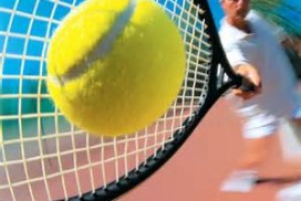<p>چهار مسابقه بزرگ جهانی که مجموعاً به گرند اسلم معروف هستند و هر سال برگزار می‌شوند مهمترین مسابقات این رشته ورزشی هستند؛<br />
• تنیس آزاد آمریکا (US Open)<br />
• تنیس آزاد استرالیا (Australian Open)<br />
• تنیس آزاد فرانسه (Roland Garros)<br />
• تنیس قهرمانی ویمبلدون (Wimbledon)</p>
<h2>مقدمه</h2>
<p>• مینی تنیس شکل کوچک شده و تطبیق یافته ای از تنیس می باشد که با هدف آشنا نمودن خردسالان و نونهالان و همه علاقه مندان به تنیس و پرورش مهارتهای پایه ای در آنها طراحی شده است. در تمرینات مینی تنیس راکتها و زمینهای کوچکتر ، توپهای نرم تر در مقایسه با انواع معمول مورد استفاده بزرگسالان و همچنین شیوه یادگیری تنیس از طریق بازی کردن مورد استفاده قرار می گیرد.</p>
<h3>• نظر فدراسیون جهانی تنیس</h3>
<p>• فدراسیون بین المللی تنیس موکدا” بر این باور است که ورزش مینی تنیس کم هزینه ترین و موثرترین راه برای گسترش تنیس در سطوح پایه در سرتاسر جهان می باشد. یکی از ویژگیهای مهم مینی تنیس ایجاد امکان کشف استعداد ها (استعداد یابی ) جهت شرکت در برنامه های تکمیلی است. از دیگر خصوصیات ارزنده مینی تنیس امکان تدریس آن در مدارس ابتدایی است چرا که تمرینات آن را می توان در هر محوطه مسطحی نظیر حیاط مدرسه ، سالنهای ورزشی و پارکها برگزار نمود و نیازی به وجود زمین ویژه تنیس نمی باشد. ضمن آنکه وسائل مورد نیاز را نیز می توان با صرف حداقل هزینه تهیه نمود.</p>
<h3>• توسعه</h3>
<p>• بر همین اساس فدراسیون بین المللی تنیس طرح آموزش مقدماتی تنیس در مدارس را در سال ۱۹۹۶ ارائه نمود و هدف معرفی مینی تنیس به نونهالان دبستانی، پرورش مهارتهای پایه ای این رشته در آنها و در نهایت گزینش افراد مستعد جهت شرکت در برنامه های تکمیلی است. این طرح با همکاری فدراسیون تنیس ، وزارت آموزش و پرورش و شهرداریها در هر کشور و زیر نظر فدراسیون بین المللی تنیس اجرا می شود . تا کنون در ۱۳ کشور آسیایی از جمله کشور جمهوری اسلامی ایران و در مجموع در بیش از ۷۱ کشور در سرتاسر جهان به اجرا در آمده است.</p>
<h3>• شیوه های نوین آموزش تنیس برای نونهالان و نوجوانان</h3>
<p>• در شیوه های قدیمی ، آموزش بچه ها با تنیس تطبیق داده می شد اما تاکید شیوه های آموزشی مدرن امروز ، به تطبیق تنیس با توانایی های بچه ها ( استفاده از مینی تنیس ، تنیس تطبیقی) و ادامه تمرینات متناسب با مهارتهای آنها در مراحل مختلف رشد است.<br />
• با توجه به اینکه فدراسیون تنیس جمهوری اسلامی ایران در راستای برنامه های جهانی در صدد اجرای طرح مینی تنیس در سراسر کشور می باشد که در این راستا گامهای مهمی را با همکاری وزارت آموزش و پرورش و شهرداریها برداشته است و امیدوار است در پایه گذاری و گسترش این سیستم بنیادی در سطوح پایه ای در تنیس موقیت چشمگیری کسب نمیاید.</p>
<h3>• وسایل و امکانات اولیه مورد نیاز مینی تنیس</h3>
<p>• ۱- زمین:<br />
• برای انجام تمرینات می توان از زمین های تنیس سالن های ورزشی ، حیاط آسفالت یا سیمانی مدارس ، محوطه های پارک ها با هر زمین مسطح مشابه استفاده نمود وابعاد زمین های مینی تنیس ۷ متر در ۱۵ متر بهتر است و اما شما می توانید در هر زمین مناسب برای فعالیت ، هر اندازه ای تمرینات را برگزار کنید.<br />
• زمین را می توانید با استفاده از گچ ، نوار چسب با نشانه ها به طور موقتی خط کشی کنید. برای مشخص کردن سرویس باکس ها زمین را از وسط دو قسمت کنید . در یک زمین مینی تنیس فضای پشت زمین ( محدوده پشت خط انتهای زمین ) حداقل دو متر و فضای دو زمین ( از طرفین) بین ۲ تا ۱ متر می باشد.<br />
• ۲- راکت:<br />
• راکتهای کوچک با گریپ های باریک که زه آنها نسبت به راکتهای معمولی شل تر کشیده شده برای بچه ها مناسب است و برای افراد مبتدی و کم سن و سال استفاده از راکت های کوتاه تخته ای یا پلاستیکی توصیه می شود.<br />
• ۳- توپ :<br />
• توپ های فوم به شرط آنکه در مکان های سر پوشیده مورد استفاده قرار گیرند برای بچه ها مناسب هستند و در مکان های رو باز به ویژه هنگام وزش باد استفاده از توپهای کم باد توصیه می شودو پس از آنکه بچه ها یا مبتدیان ضربات پایه را با توپ فوم فرا گرفتند باید از توپ های کم فشار که از توپهای معمولی تنیس سبک تر و نرم ترند استفاده نمود. اگر هیچ یک از توپهای فوق در دسترس نیست می توانید از توپهای کهنه تنیس نیز استفاده کنید.<br />
• ۴- تور:<br />
• در تمرینات می توان از تورهای بدمینتون یا هر نوع تور سبک دیگر که امروزه در کشورمان بافته می شود استفاده نمود.<br />
• ارتفاع تور برای مینی تنیس در وسط زمین حدود ۸۰ سانتیمتر و در نزدیک پایه ها حدود ۸۵ سانتیمتر است.<br />
• ۵- پایه های تور<br />
• پایه ها و تورهای مخصوص مینی تنیس را معمولا” در کشورمان می سازند واز فدراسیون یا فروشگاه های ورزشی می توان تهیه نمود.<br />
• مسابقات مینی تنیس<br />
• مسابقات مینی تنیس را می توان در باشگاه ها و یا در سطح محلی ، منطقه ای یا ملی برگزار نمود. این قبیل مسابقات را می توان با سایر ورزشها و فعالیت های جسمانی ترکیب نمود . مسابقات می تواند بین گروه های مختلف شاگردان یا بین کلاسهای مختلف شرکت کننده در برنامه برگزار نمود. همچنین می توان شرکت کنندگان مسابقه را بر اساس سن یا جنسیت گروه بندی نمود و سپس هر باشگاهی می تواند در رده های سنی مختلف تیمهایی را در گروه دختران و پسران به عنوان نمایده انتخاب کند و حتی می توان مسابقاتی در سطح محلی بین باشگاه ها با مدارس ناحیه یا شهرداری ها و یا بصورت استانی برگزار نمود.<br />
• تکنیکهای اصلی تنیس :<br />
• یک مبتدی هر چه در ضربه و عبور دادن توپ از روی تور موفق تر باشد بازی برایش سر گرم کننده تر خواهد بود . لذا تکنیک منطقی، تکنیکی است که در صد موفقیت مبتدی را افزایش بدهد و در نتیجه بازی در زمین را برای بازیکن به تجربه ای خوشایند تبدیل کند . با استفاده از مینی تنیس بسیاری از شاگردان از همان ابتدا رالی های موفق را تجربه میکنند و نخستین درس را می آموزند یعنی تنیس بازی می کنند. چگونگی آن چندان مهم نیست مهم فعالیت است .</p>
<p>راههای زیادی برای زدن توپ تنیس وجود دارد تنیس یک ورزش انفرادی است و هر بازیکن دیر یا زود راهی مخصوص به خود را برای زدن ضربه فورهند ، بک هند یا سرویس خواهد یافت آنچه برای یک بازیکن ” صحیح ” است شاید برای بازیکن دیگر ناراحت کننده باشد . احتمالا مهمترین معیار تشخیص یک ضربه خوب از یک ضربه بد کیفیت و کارآیی هر ضربه است . مهارتهای ساده ارائه شده، بگونه ای طراحی شده اند که بازیکن مبتدی بتواند با اتکا بر این پایه مطمئن ، سبک و روش خاص خود را پرورش بدهد .</p>
